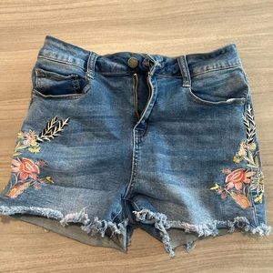 Super cute flower jean shorts 🌸.